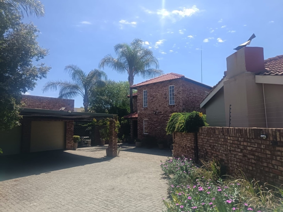 4 Bedroom Property for Sale in Roylglen Gardens Northern Cape
